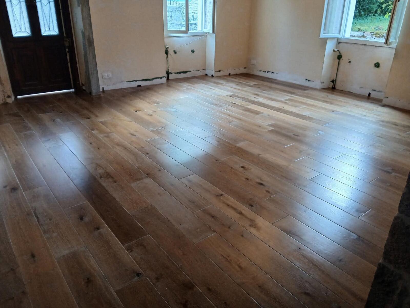 Parquet en chêne posé dans une maison ancienne, lames larges aux nuances naturelles